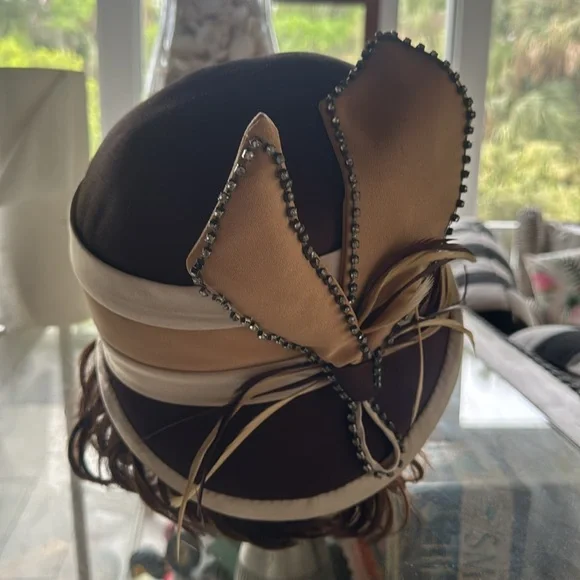 Midnight velvet Vintage brown tan and beige hat with feathers 🪶 - Picture 4 of 6